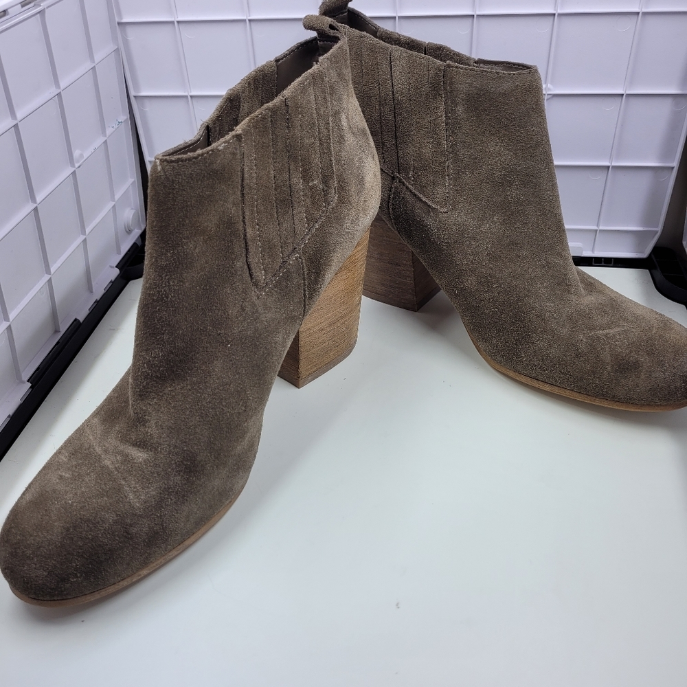 Crown Vintage sz9.5 Suede Ankle Boots